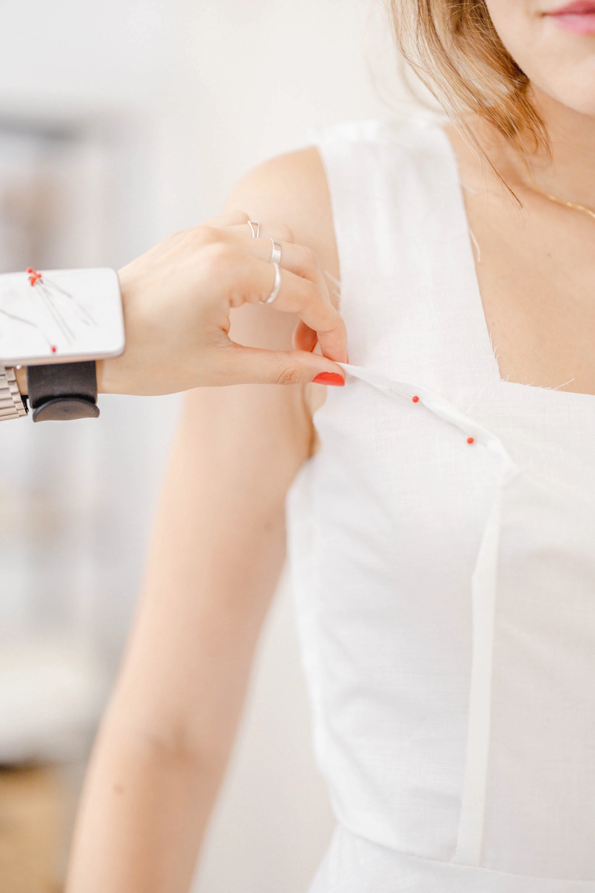 main poignet montre marron gris